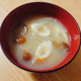 ちくわと玉ねぎとなめこの味噌汁